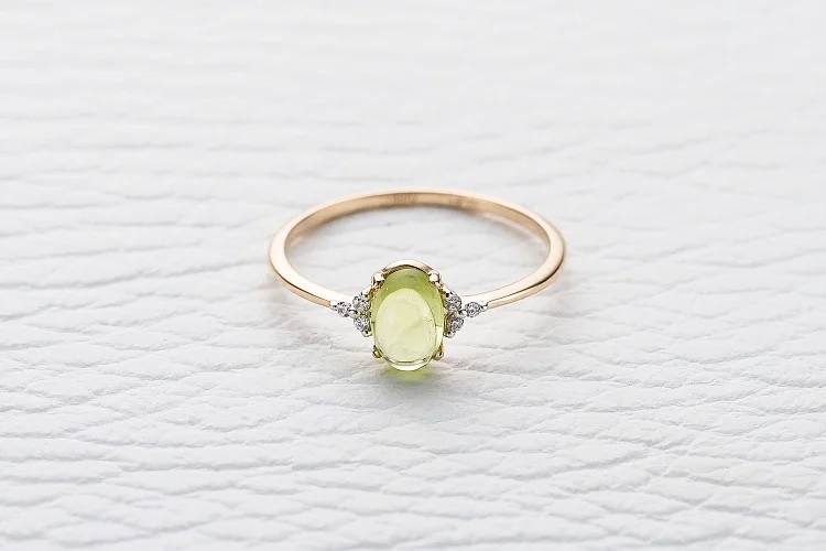 Кольцо из красного золота с хризолитом и 6 фианитами