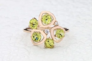 Кольцо из красного золота с 5 хризолитами и 2 фианитами