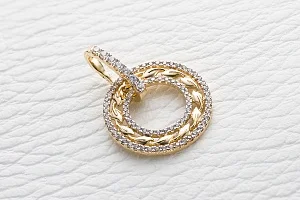 Подвеска Круг из жёлтого золота с 82 фианитами
