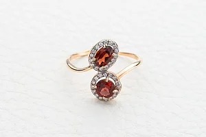 Кольцо из красного золота с 2 гранатами и 32 фианитами