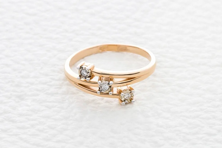 Обручальное кольцо из красного золота с 3 бриллиантами