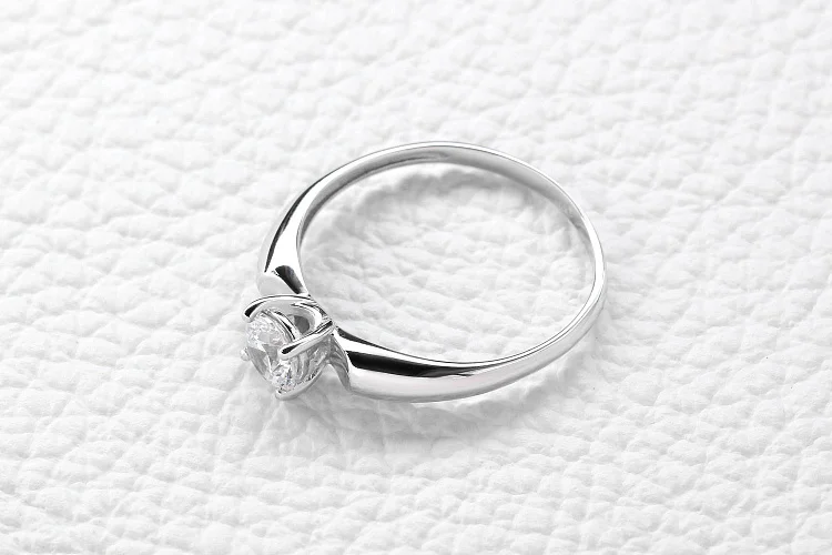 Кольцо из белого золота с кристаллом swarovski