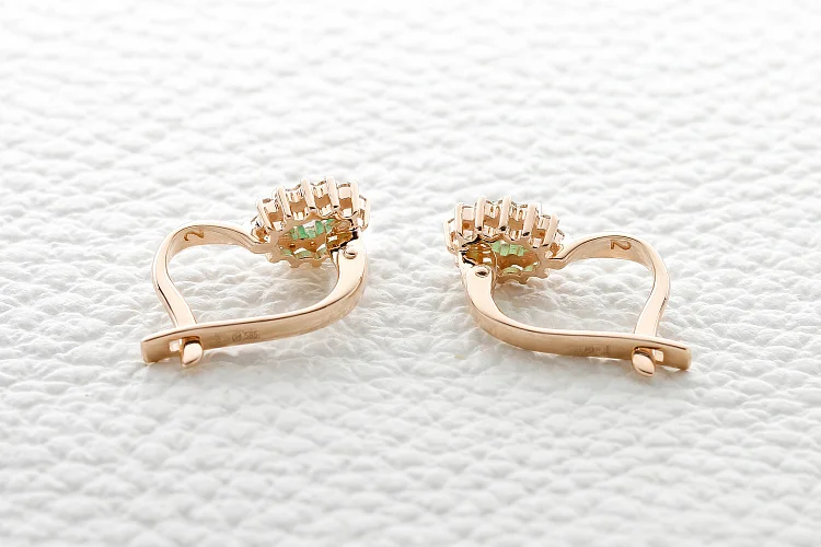 Серьги из красного золота с 2 изумрудами и 24 бриллиантами