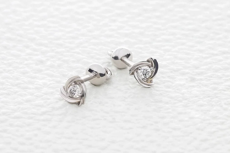 Серьги-пусеты из белого золота с 2 бриллиантами