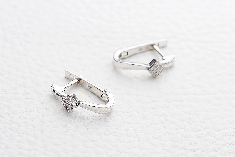 Серьги из белого золота с 18 бриллиантами