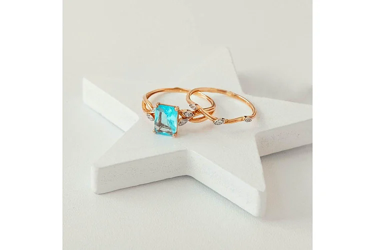 Кольцо Веточка из красного золота с топазом sky и 7 фианитами