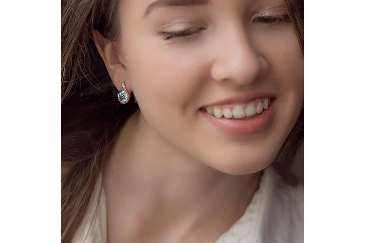 Серьги из красного золота с 2 топазами swiss и 58 фианитами