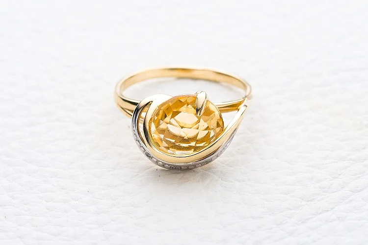 Кольцо из жёлтого золота с цитрином и 3 фианитами
