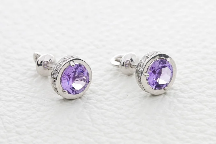 Серьги-пусеты из белого золота с 2 аметистами и 32 фианитами