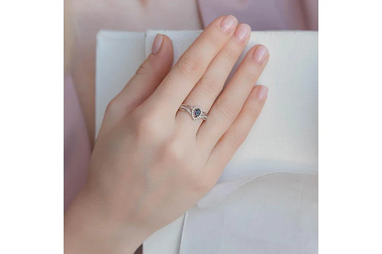 Кольцо из белого золота с сапфиром и 32 бриллиантами