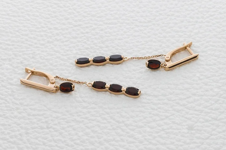 Серьги из красного золота с 8 гранатами