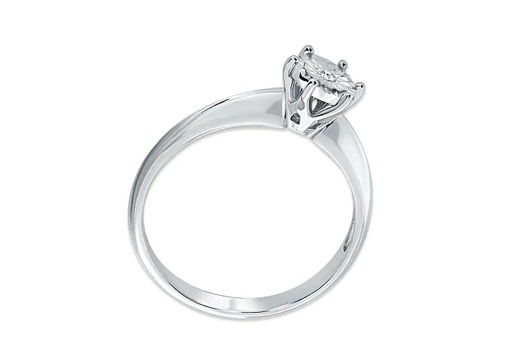 Кольцо из белого золота с бриллиантом