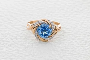 Кольцо из красного золота с топазом swiss и 16 фианитами