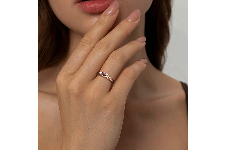 Кольцо из красного золота с гранатом