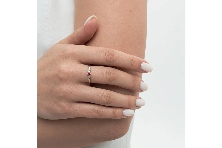 Кольцо из красного золота с рубином и 6 бриллиантами