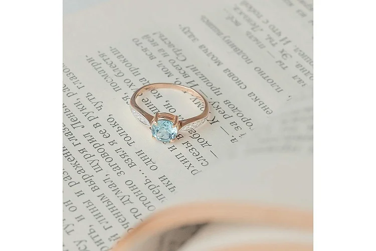 Кольцо из красного золота с топазом sky и 10 фианитами