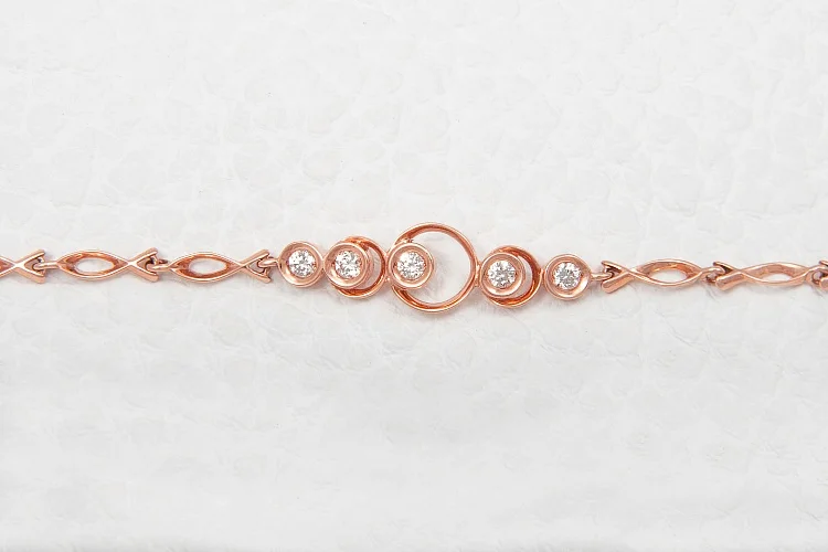 Браслет из красного золота с 5 бриллиантами