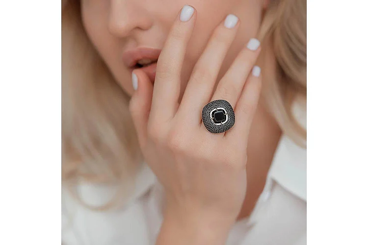 Кольцо из жёлтого золота с агатом и 292 фианитами