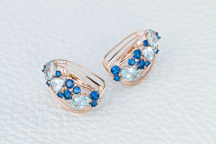 Серьги из красного золота с 6 топазами sky и 18 фианитами