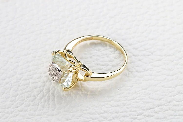 Кольцо из жёлтого золота с аметистом и 14 бриллиантами