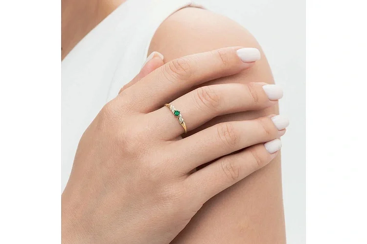 Кольцо из жёлтого золота с изумрудом и 6 бриллиантами