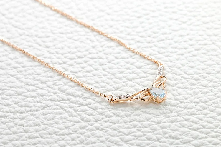 Колье Бантик из красного золота с топазом sky и 6 фианитами