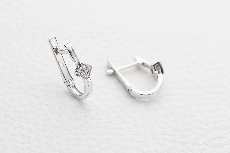 Серьги из белого золота с 18 бриллиантами