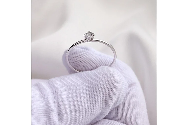 Кольцо из белого золота с бриллиантом