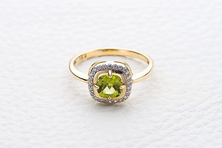 Кольцо из жёлтого золота с хризолитом и 24 фианитами