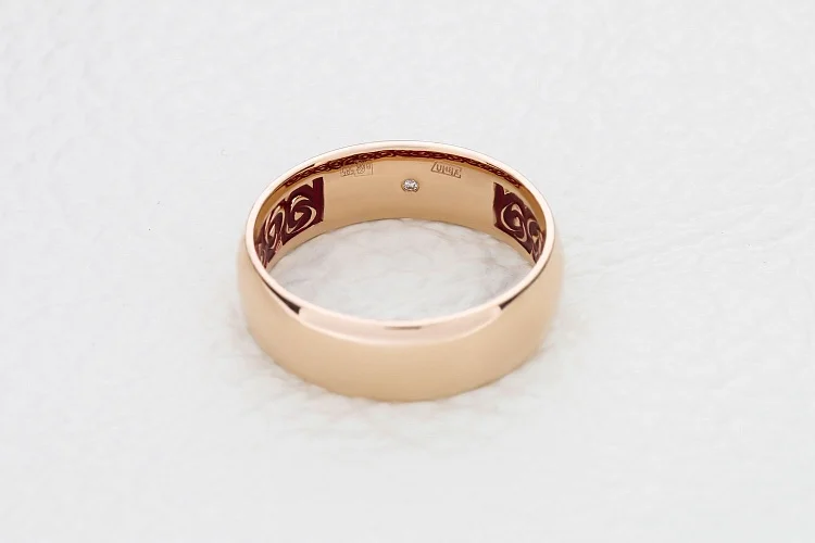 Обручальное кольцо из красного золота с бриллиантом