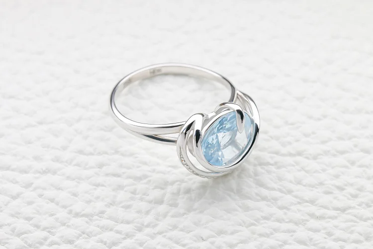 Кольцо из белого золота с топазом sky и 3 фианитами