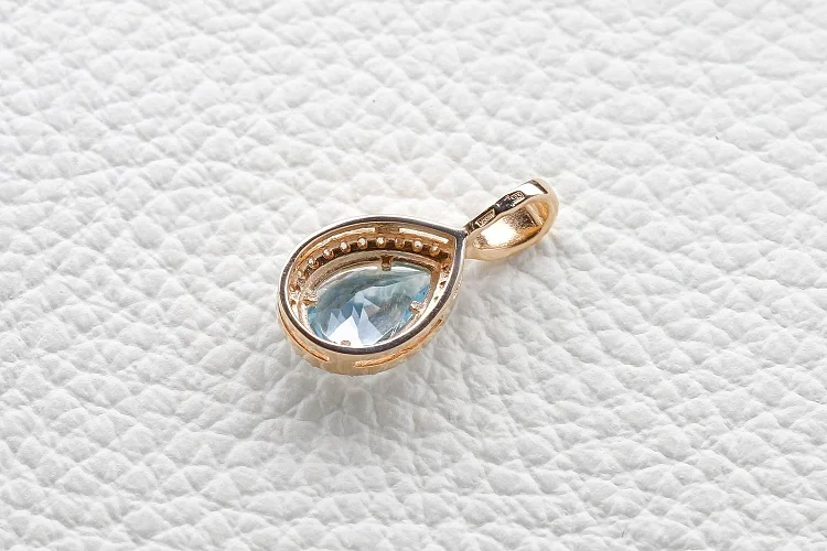 Подвеска из красного золота с топазом sky и 26 фианитами