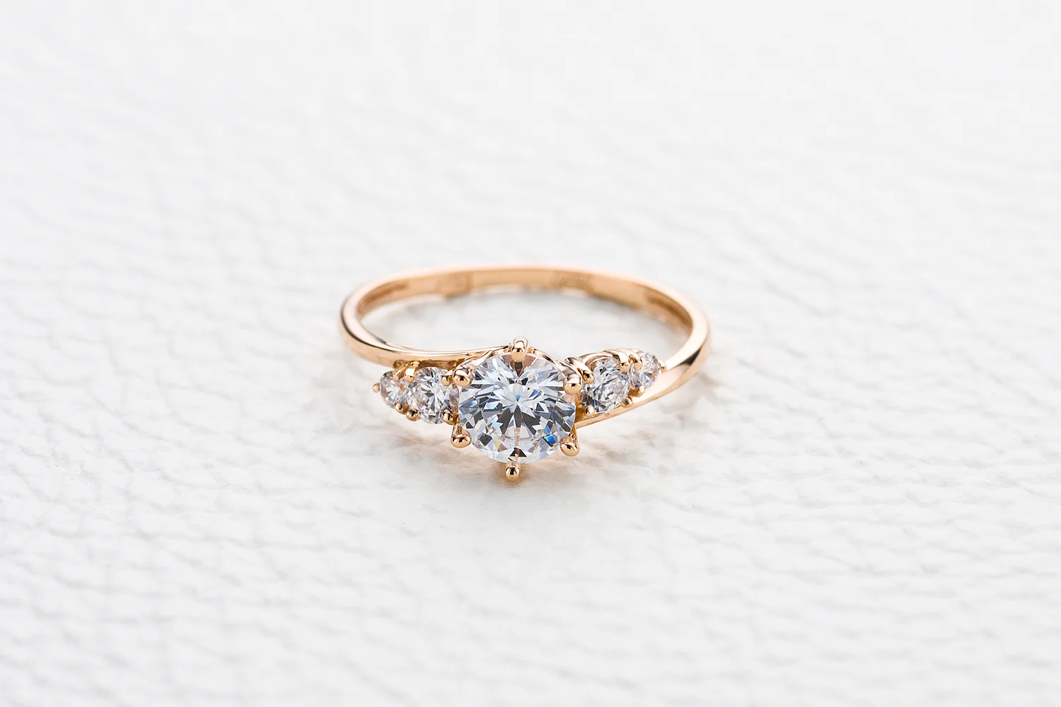 Кольцо из красного золота с кристаллом swarovski и 4 фианитами