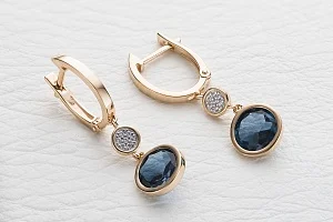 Серьги из красного золота с 2 топазами лондон и 14 фианитами