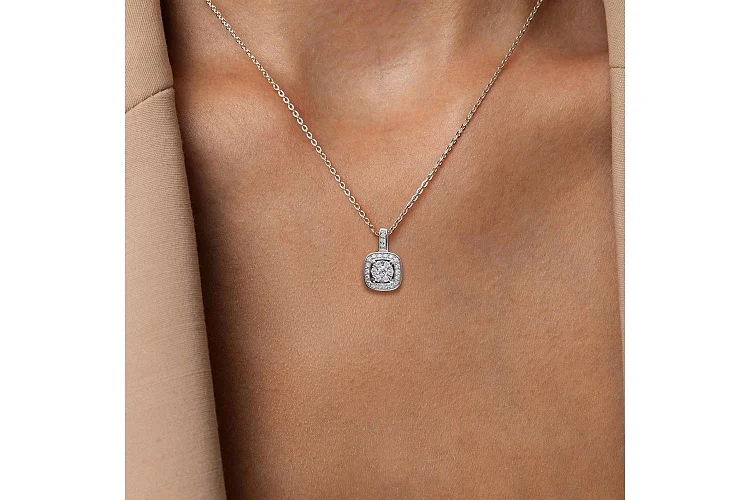 Подвеска Малинка из белого золота с 28 муассанитами