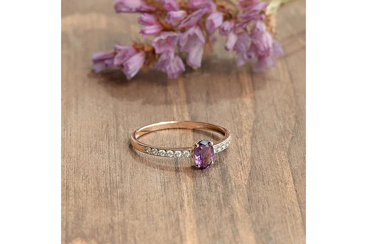 Кольцо из красного золота с аметистом и 12 фианитами