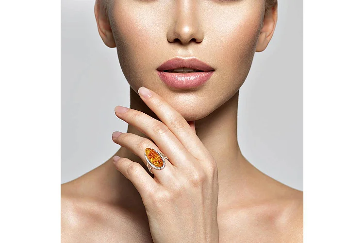 Кольцо из красного золота с янтарём и 44 фианитами