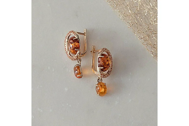 Серьги из жёлтого золота с янтарём и 74 фианитами