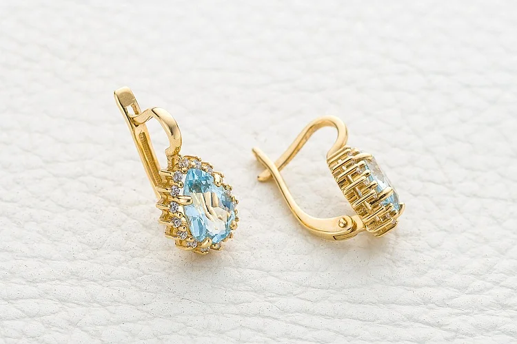 Серьги из жёлтого золота с 2 топазами sky и 32 фианитами