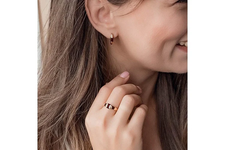 Кольцо из красного золота с гранатом