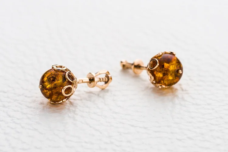 Серьги-пусеты из красного золота с янтарём