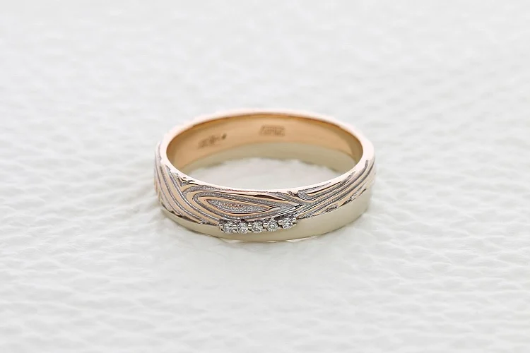 Кольцо из красного золота с 5 фианитами