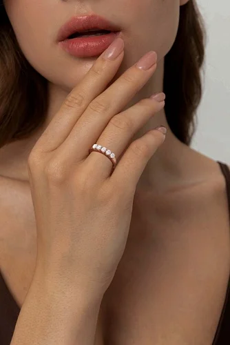 Кольцо из красного золота с 5 выращенными бриллиантами