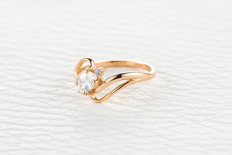 Кольцо из красного золота с 3 фианитами