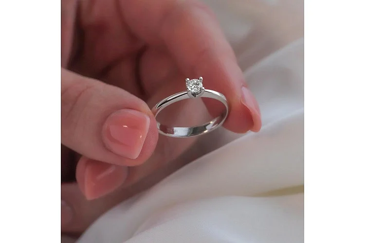 Кольцо из белого золота с фианитом