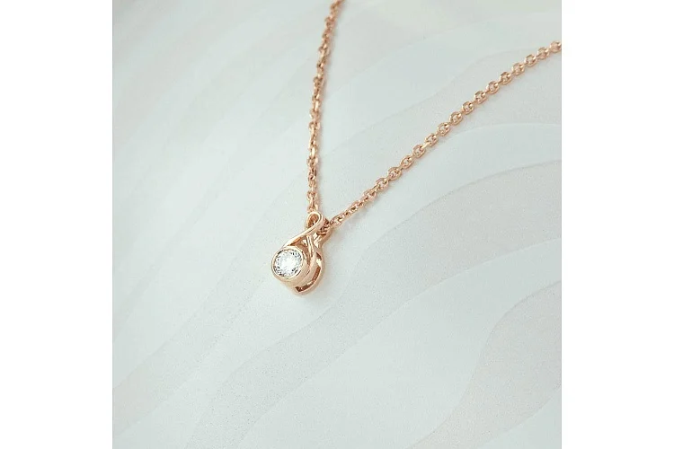 Колье из красного золота с бриллиантом