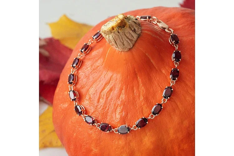 Браслет Дорожка из красного золота с 17 гранатами