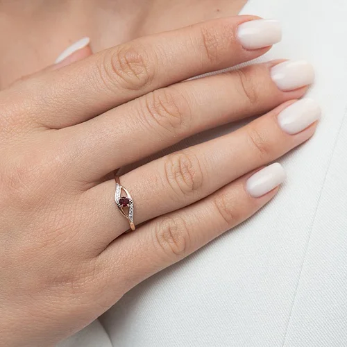 Кольцо из красного золота с гранатом и 8 фианитами