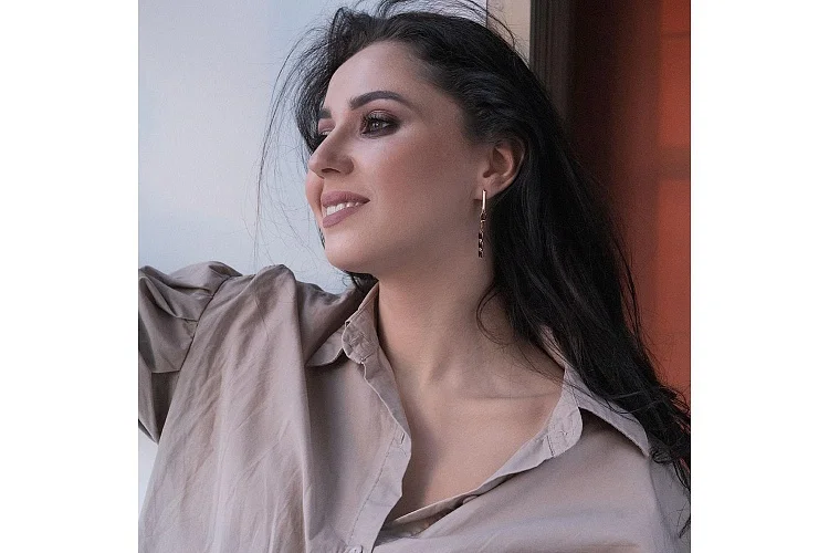 Серьги из красного золота с 8 гранатами