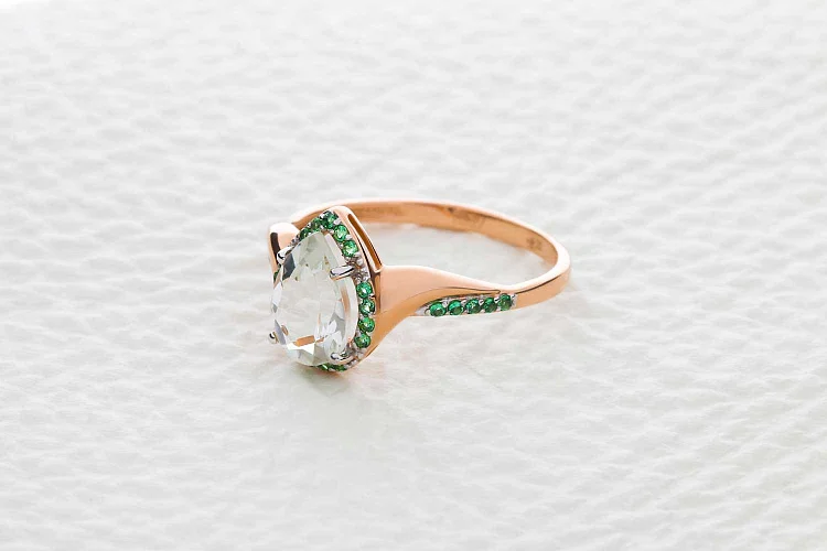 Кольцо из красного золота с празиолитом и 27 фианитами